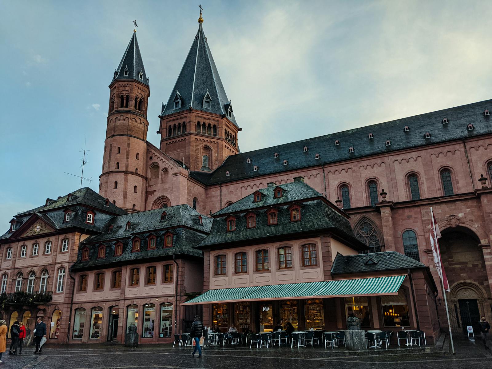 Scenic view of the Mainz Cathedral facade and adjacent town square in Germany, capturing its architectural charm.